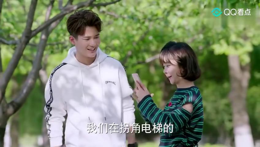 老师监考时用粉笔给同学做了个雕像，当事人：还需认真监考，请教师们不要模仿